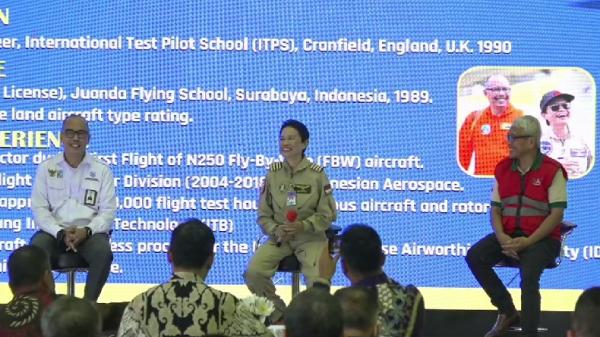 Kapten Esther Gayatri saat launching buku, “A Test Pilot’s Journey: Srikandi Indonesia Bertaruh Nyawa” pada awal September 2022 lalu. (Foto: Arif Budianto)