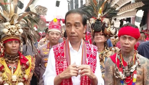 Panglima Jilah (kanan) mendampingi Presiden Joko Widodo. (Foto: YouTube Setpres)