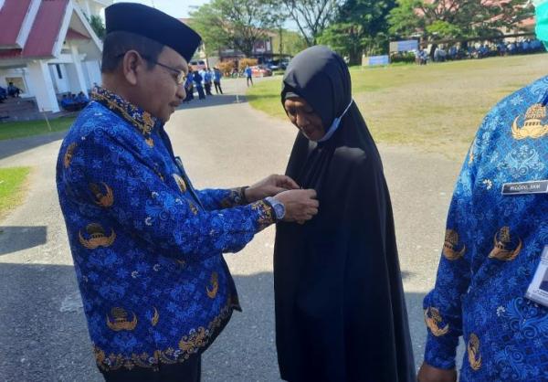 pemasangan lencana ASN Pasangkayu Sebanyak 105 ASN Pemkab Pasangkayu mendapat penghargaan tanda kehormatan Satyalancana Karya Satya. (Foto: dok Pemkab Pasangkayu)