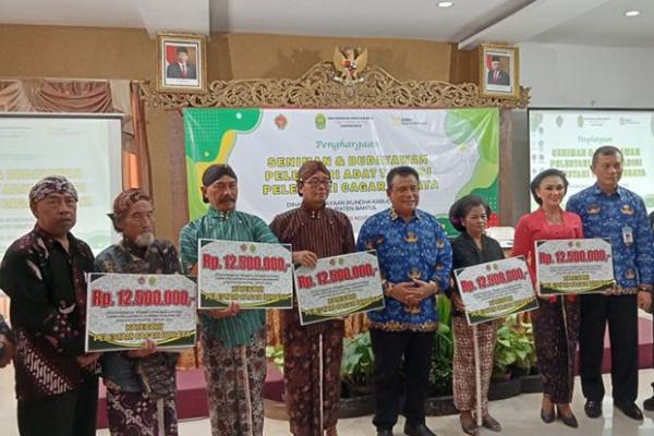 Wakil Bupati Bantul Joko Purnomo berfoto bersama dengan para seniman budayawan penerima penghargaan dari Dinas Kebudayaan Kabupaten Bantul. (Foto : Antara) 
