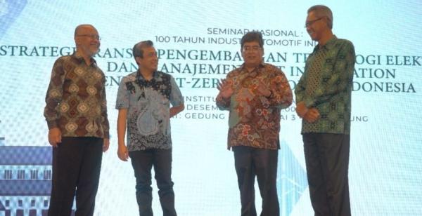 Seminar Mobil Listrik Webinar Strategi Transisi Pengembangan EV Menuju NZE dan Manajemen Unit in Operation (UIO) di Indonesia, Kamis (1/12/2022).