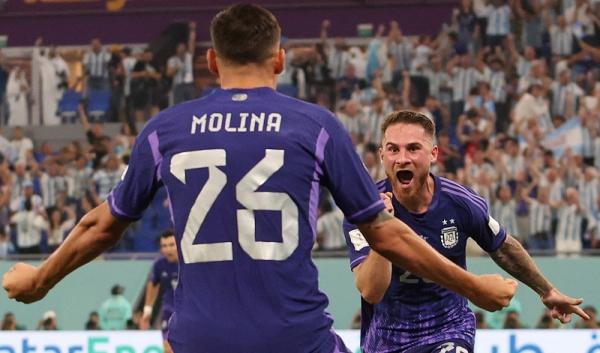 Gelandang Argentina, Alexis Mac Allister berselebrasi dengan Nahuel Molina usai membobol gawang Polandia pada laga terakhir Grup C Piala Dunia 2022 di Stadion  974, Doha, Kamis (1/12/2022). (Foto: REUTERS)