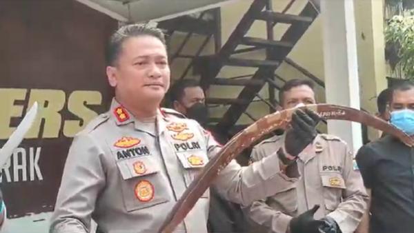 Salah satu celurit panjang yang dibawa pelaku. (Foto: iNews.id/Nur Syafei).