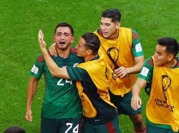 Gelandang Meksiko, Luis Chavez tampak menangis bahagia usai mencetak gol ke gawang Arab Saudi pada laga terakhir Grup C Piala Dunia 2022 di Stadion Lusail, Kamis (1/12/2022). (Foto: REUTERS)