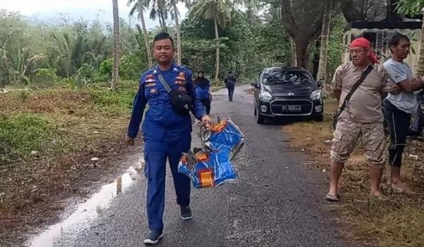 Anggota Polres Belitung Timur membawa serpihan helikopter Polri NBO-105 P1103. (Foto: Suharli)