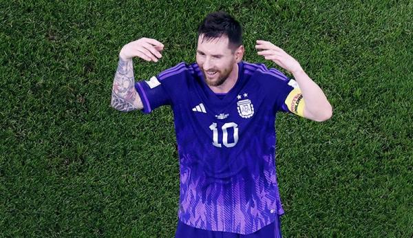 Lionel Messi tertangkap kamera berbisik dengan pemain Polandia Robert Lewandowski di laga Piala Dunia 2022. Ini isi pembicaraannya. (foto: REUTERS).