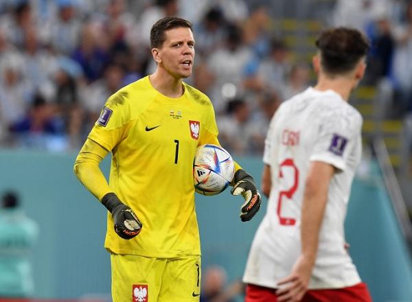 Kiper Polandia, Wojciech Szczesny tampil brilian dengan menepis sepakan penalti kapten Argentina, Lionel Messi. (Foto: REUTERS)