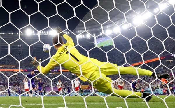 Kiper Polandia, Wojciech Szczesny sukses menggagalkan sepakan penalti bintang Argentina, Lionel Messi. (Foto: REUTERS)