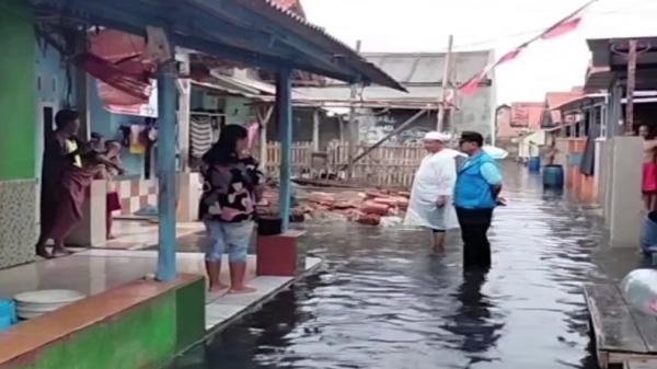 Banjir Rob Terjang Pesisir Cirebon, 150 Rumah Di Mundu Terendam Air