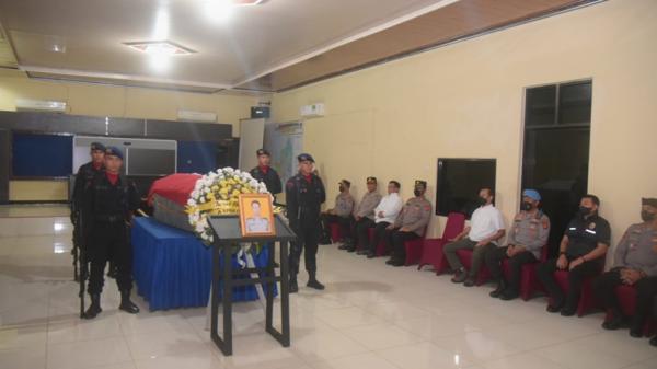 Jenazah Briptu Anumerta Gilang Aji Prasetyo Jenazah Briptu Anumerta Gilang Aji Prasetyo, tiba di Mako Brimob Polda Lampung, Jumat (2/12/2022). (Yuswantoro/MNC Portal)