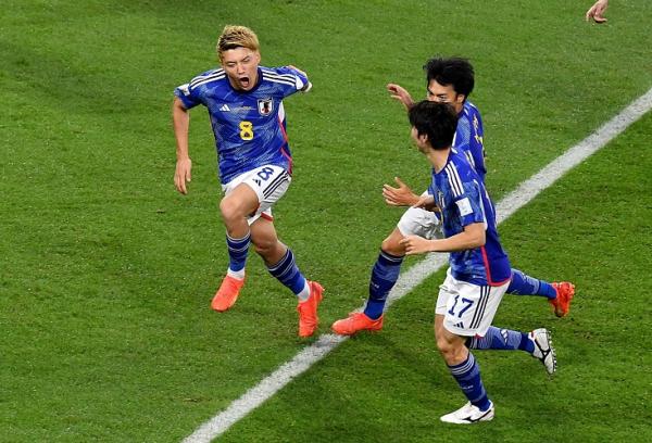 Pemain Jepang Ristu Doan Spanyol Piala Dunia Pemain Jepang, Ritsu Doan berselebrasi dengan rekan setimnya usai mencetak gol ke gawang Spanyol pada laga Grup E Piala Dunia 2022 di Stadion Khalifa International, Jumat (2/12/2022). (Foto: REUTERS)
