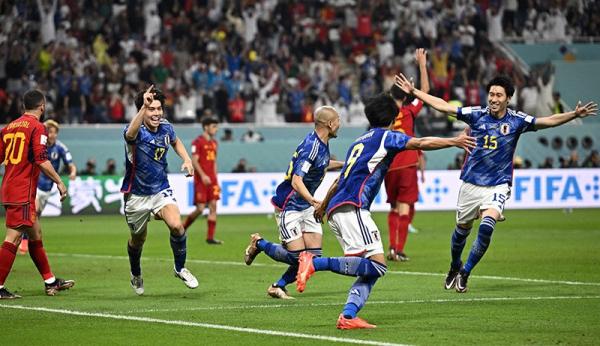 Pemain Jepang, Kaoru Mitoma berusaha mengejar bola yang hendak keluar lapangan ketika beraksi di dekat gawang Spanyol pada laga Grup E Piala Dunia 2022 di Stadion Khalifa International, Jumat (2/12/2022). (Foto: REUTERS)