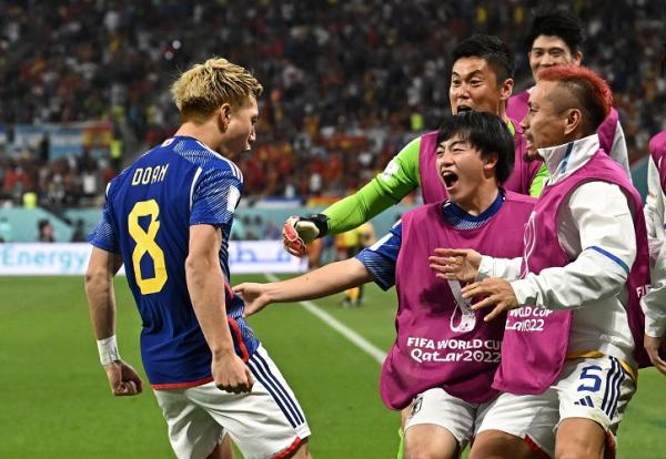 Ritsu Doan Jepang Piala Dunia 2022 Pemain Jepang, Ritsu Doan berselebrasi dengan rekan setimnya usai mencetak gol ke gawang Spanyol pada laga Grup E Piala Dunia 2022 di Stadion Khalifa International, Jumat (2/12/2022). (Foto: REUTERS)
