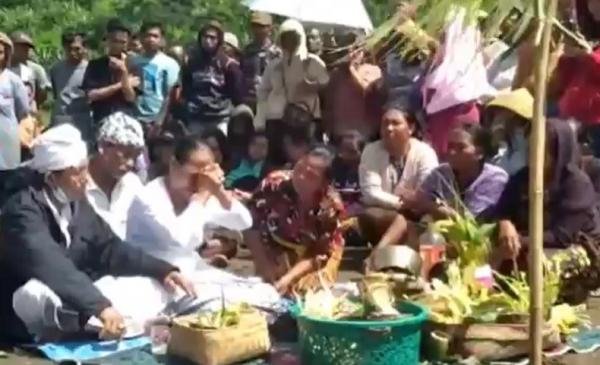 Ritual Hindu Keluarga menggelar ritual secara agama Hindu untuk menemukan korban. (Foto: Pande Wismaya)