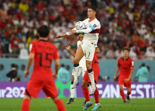 Portugal masih bermain imbang 1-1 melawan Korea Selatan di babak pertama pertandingan ketiga penyisihan Grup H Piala Dunia 2022. Bintang Portugal Cristiano Ronaldo masih minim kontribusi. (foto: REUTERS).