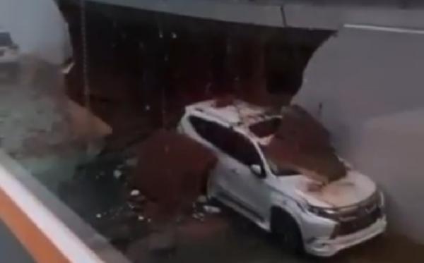 Fondasi Tergerus Hujan Lebat, Tembok Jalan Ambruk Timpa Mobil di Bintaro