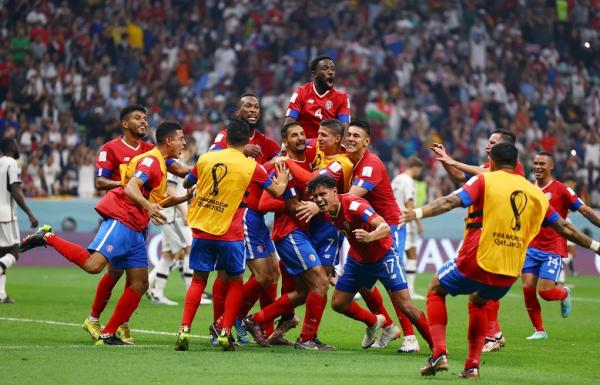 Timnas Kosta Rika merayakan gol ke gawang Jerman pada laga Grup E Piala Dunia 2022 di Stadion Al Bayt, Jumat (2/12/2022). (Foto: REUTERS)