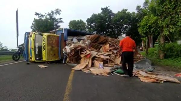 Truk Kardus Terguling di Jalan Raya Jombang-Surabaya, Lalu Lintas Dialihkan