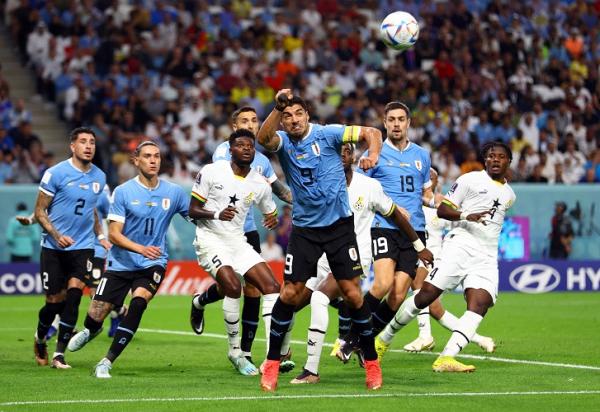 Timnas Uruguay unggul 2-0 atas Ghana di Piala Dunia 2022. (foto: REUTERS).
