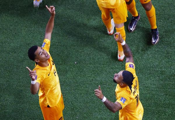 Cody Gakpo Memphis Depay Timnas Belanda Piala Duni Striker Timnas Belanda, Memphis Depay (kanan) merayakan gol ke gawang Amerika Serikat bersama tandemnya, Cody Gakpo pada laga 16 besar Piala Dunia 2022 di Stadion Khalifa International, Sabtu (3/12). (Foto: REUTERS)