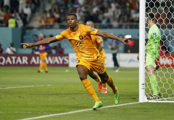 Bek Timnas Belanda, Denzel Dumfries merayakan gol ke gawang Amerika Serikat pada laga 16 besar Piala Dunia 2022 di Stadion Khalifa International, Sabtu (3/12). (Foto: REUTERS)