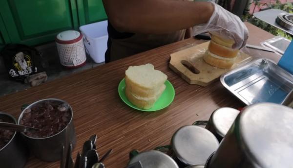 Seorang mantan anggota TNI, Faqih sukses menjadi seorang wirausaha dengan berjualan es cocol atau es cokelat. (Foto: YouTube kawan dapur)