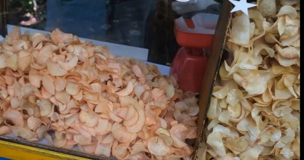 Kisah M. Ghozali yang sukses merintis usaha keripik singkong menarik untuk diketahui. Mantan kuli bangunan itu bisa meraup omzet hingga Rp7 juta per hari. (Foto: YouTube kawan dapur)