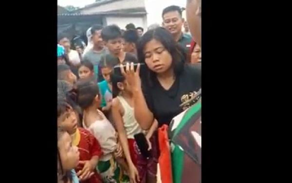 Pemuda yang panjat tower seluler bernegosiasi dengan pacar melalui telepon. (Foto: Wiwin Suseno)