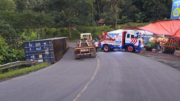Berjalan Terlalu ke Kiri, Truk Bermuatan Tripleks Terguling di Semarang