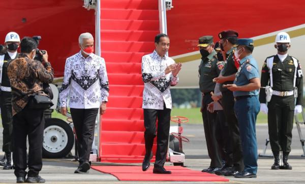 Ketika Ganjar Satu Pesawat dengan Jokowi ke Solo, Diskusi soal Sistem Pendidikan 