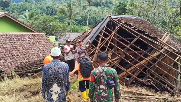 Longsor dan Banjir Terjang Cikakak Sukabumi, 2 Rumah dan 1 Jembatan Rusak