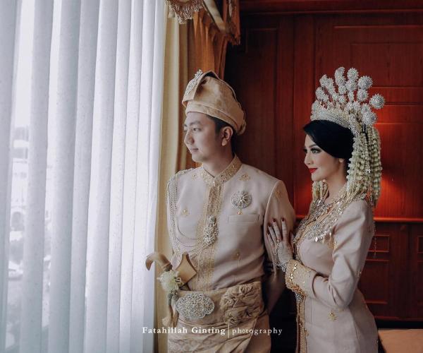 Deretan Artis Menikah dengan Adat Sumatera, Ariska Putri Pertiwi dan Tengku Ryan Novandi (Foto: Instagram/Fatahillah Ginting)