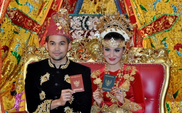 Deretan Artis Menikah dengan Adat Sumatera, Shireen Sungkar Dan Teuku Wisnu