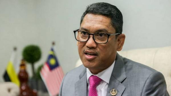 Ahmad Faizal Azumu, orang Batak Mandailing Ahmad Faizal Azumu, orang Batak Mandailing yang menjadi Menteri Pemuda dan Olahraga (Belia dan Sukan) Malaysia di era kabinet Ismail Sabri bin Yaakob. (Foto: Utusan Malaysia)