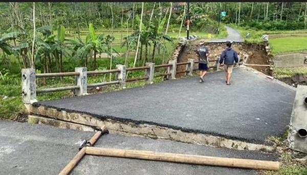 Diterjang Banjir, Jembatan Penghubung Antarkecamatan Di Banjarnegara Ambruk