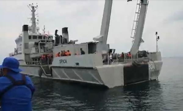 KRI Spica-934 ikut mencari helikopter Polri jatuh di perairan Manggar. (Foto: Suharli)