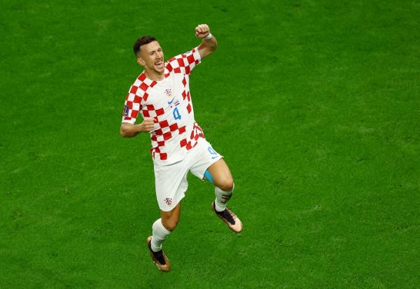 Gelandang Kroasia, Ivan Perisic merayakan gol ke gawang Jepang pada laga 16 besar Piala Dunia 2022 di Stadion Al Janoub, Senin (5/12/2022). (Foto: REUTERS)