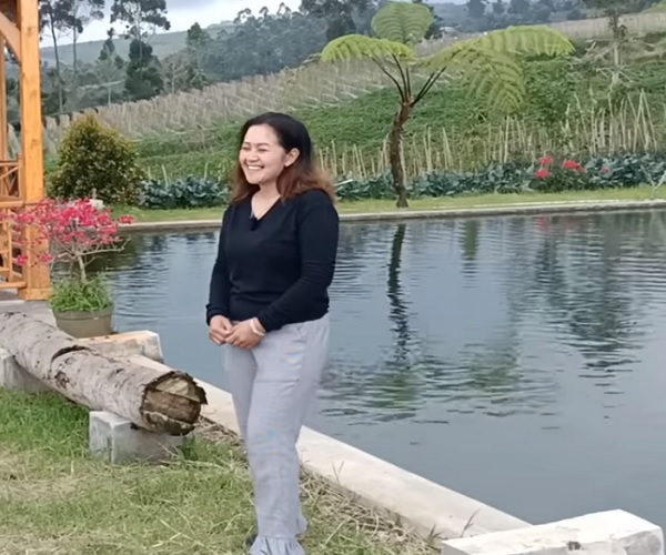 Pengusaha sayur asal Majalengka, Anne Pengusaha sayur asal Majalengka, Anne. (Foto: YouTube Rizquna Channel)