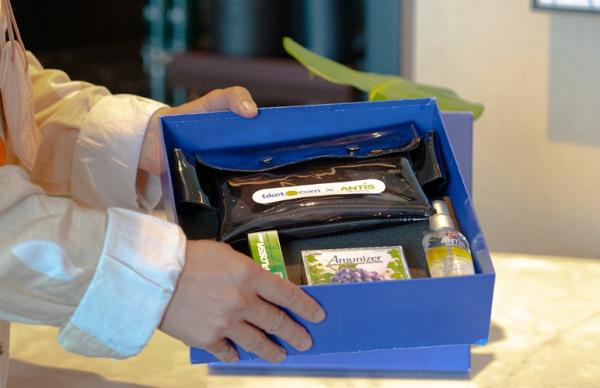 Personal Care Kits Tiket.com x Antis Personal Care Kits Tiket.com x Antis. (Foto: dok Enesis Group)