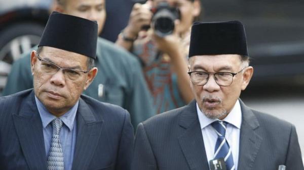 Saifuddin Nasution dan Anwar Ibrahim Saifuddin Nasution Ismail, orang Batak Mandailing yang menjadi Menteri Dalam Negeri di Kabinet Anwar Ibrahim. (Foto: Istimewa/Twitter Saifuddin Nasution)