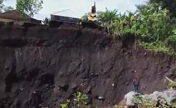 Kondisi sekolah setelah ambles. (Foto: Yunda Ariesta)