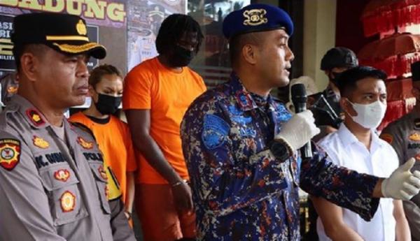 Dua warga negara asing pelaku pemerkosaan ditahan di Polres Badung. (Foto: Polres Badung)