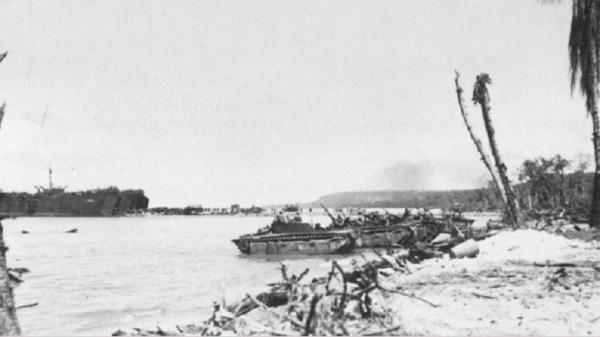 Pasukan Sekutu Di Biak 1944 Tni Al  Pendaratan peralatan tempur tentara Sekutu di Biak pada Juni 1944. (Foto: TNI AL).