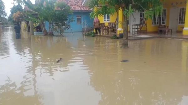 Banjir Karawang Mulai Surut, Sebagian Warga Bertahan di Pengungsian