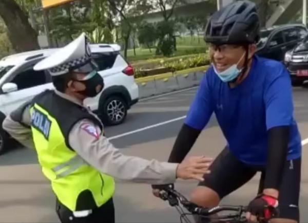Pesepeda kena tegur Polisi (Foto: tmcpoldametro)