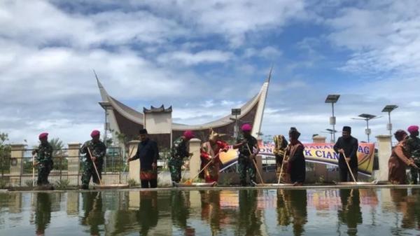 Warga Padang Gelar Masak Rendang Massal, Hasilnya Dikirim ke Korban Gempa Cianjur