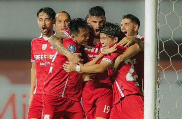 Persis Solo Fernando Rodriguez Striker Persis Solo, Fernando Rodriguez (19) berselebrasi dengan rekan setimnya usai membobol gawang RANS Nusantara FC pada laga Liga 1 2022/2023 di Stadion Maguwoharjo, Selasa (6/12/2022). (Foto: Instagram/@persisofficial)