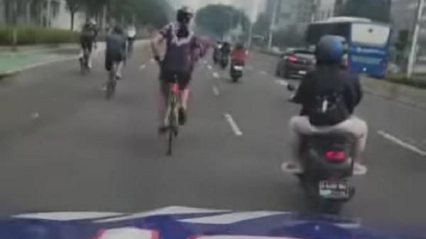 Polisi Tegur Pesepeda Road Bike yang Keluar Jalur di Sudirman Jakarta, Nilai Bahayakan Masyarakat