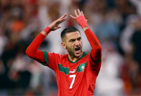 Bintang Maroko, Hakim Ziyech sukses menyarangkan bola penalti ke gawang Spanyol pada laga 16 besar Piala Dunia 2022 di Stadion Education City, Selasa (6/12/2022). (Foto: REUTERS)
