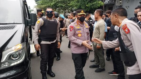 Kapolri Kunjungi Korban Bom Bunuh Diri Bandung, Minta Anak Aipda Sofyan ...